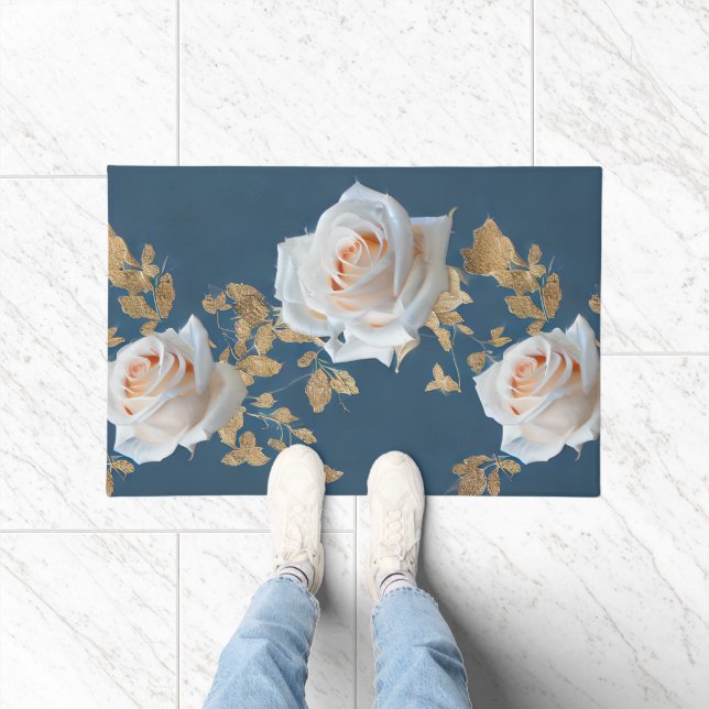 Weiße Rosen und goldene Blätter auf blauem Hinterg Fußmatte (Indoor)