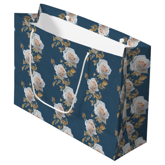 Weiße Rosen und goldene Blätter auf blauem Hinterg Große Geschenktüte (Vorderseite Schrägansicht)