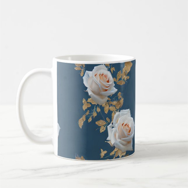 Weiße Rosen und goldene Blätter auf blauem Hinterg Kaffeetasse (Links)