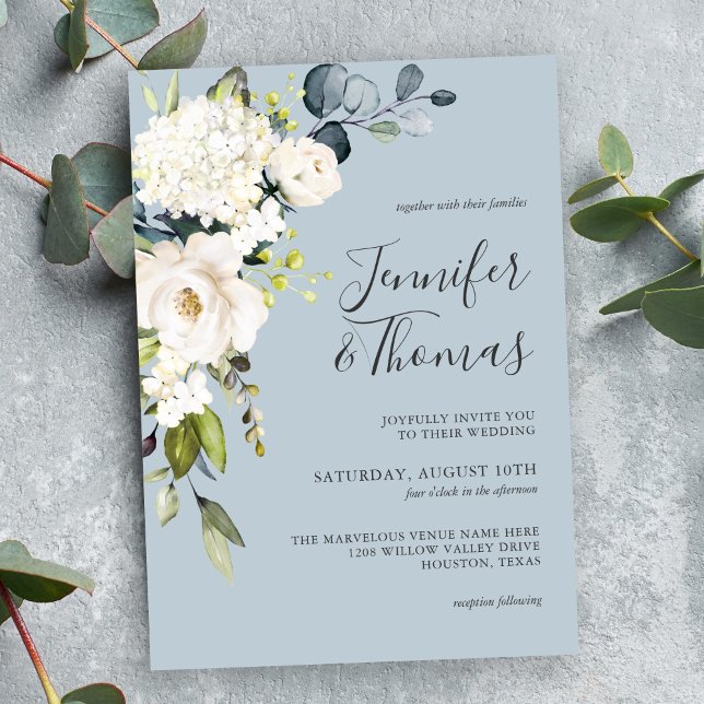 Weiße Rosen und Hydrangea auf Hochzeiten mit Blume Einladung (Beautiful dusty blue wedding invitation with white roses and hydrangea florals.)