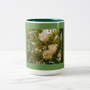 Weiße Rosenblüten Zweifarbige Tasse