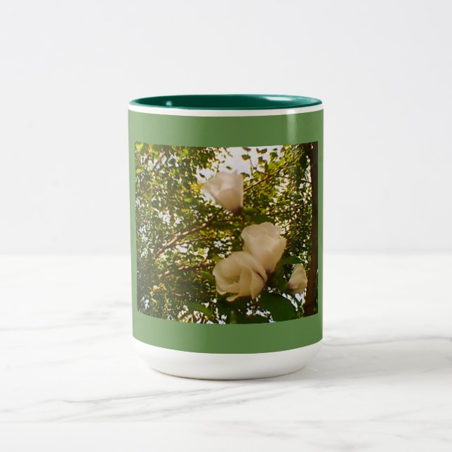 Weiße Rosenblüten Zweifarbige Tasse (Mittel)