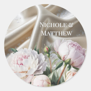 Weiße Satin-Hochzeit mit Rosen und Pfingstrosen Runder Aufkleber