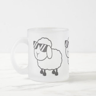 Weiße Schafe im Sonnenbrille-Cartoon Mattglastasse