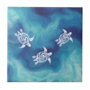 Weiße Schildkröten im Wasser des blauen Ozeans Fliese