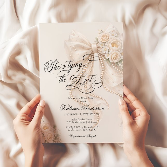 Weiße Schleife Sie heiratet Hochzeitsdusche Einladung (Von Creator hochgeladen)