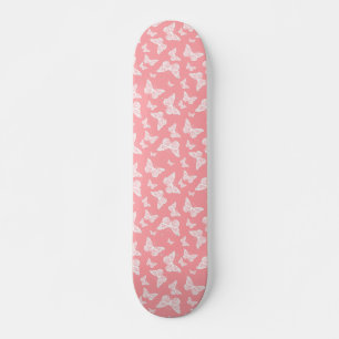 Weiße Schmetterlinge auf Rosa Skateboard