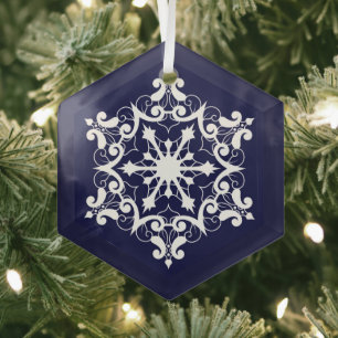 Weiße Schneeflocke auf dunkelblau Ornament Aus Glas