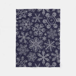 Weiße Schneeflocken auf blau Fleecedecke
