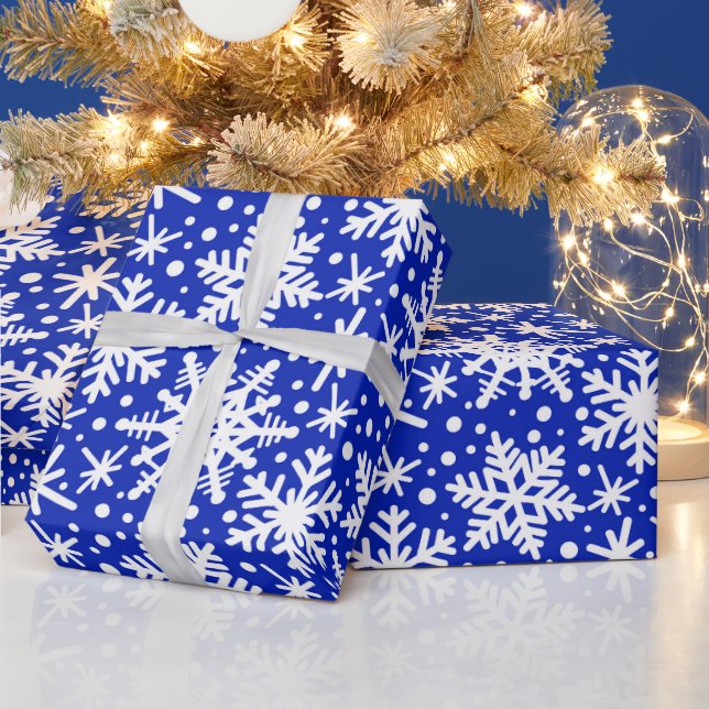Weiße Schneeflocken auf blau Geschenkpapier (Feiertage)