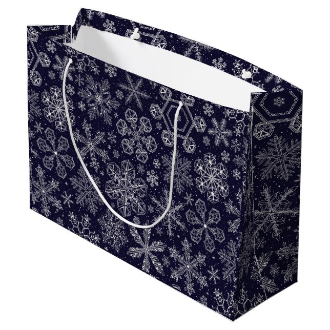 Weiße Schneeflocken auf blau Große Geschenktüte (Rückseite Schrägansicht)