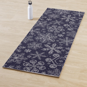 Weiße Schneeflocken auf blau Yogamatte