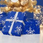 Weiße Schneeflocken auf Blue Christmas Geschenkpapier<br><div class="desc">Ein elegantes Weihnachtspapier-Design mit weißen Schneeflocken und Sternen-Set vor einem blauen,  festlichen Hintergrund.</div>