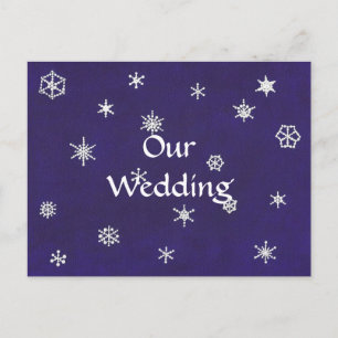 Weiße Schneeflocken auf Blue Wedding Einladende Po Einladungspostkarte