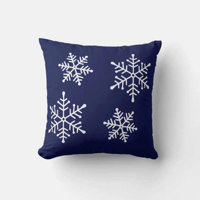 Weiße Schneeflocken auf dem Navy Blue Throw Kissen (Vorderseite)