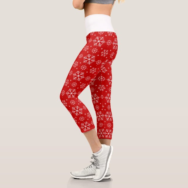 Weiße Schneeflocken auf dem Roten Hintergrund Weih Capri Leggings (Links)