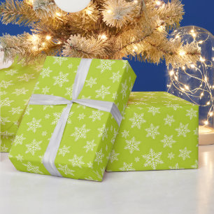 Weiße Schneeflocken auf grünem Wintermuster Geschenkpapier
