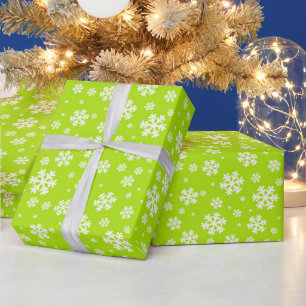 Weiße Schneeflocken auf grünem Wintermuster Geschenkpapier