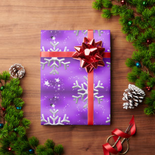 Weiße Schneeflocken auf lila Weihnachten Geschenkpapier