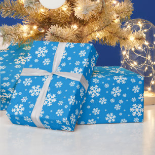 Weiße Schneeflocken auf mittelblauem Wintermuster Geschenkpapier