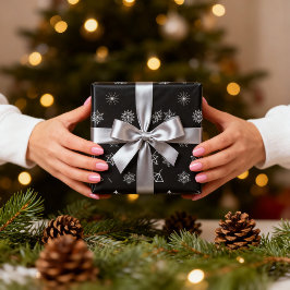 Weiße Schneeflocken auf schwarzem Hintergrund Weih Geschenkpapier