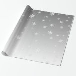 Weiße Schneeflocken auf Silber Geschenkpapier<br><div class="desc">Weiße Schneeflocken des Spaßes und der festlichen Packpapiereigenschaften auf einem silbrigen grauen Steigungshintergrund.</div>