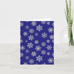Weiße Schneeflocken gegen tiefblaues Kobalt Feiertagskarte