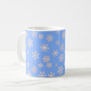 Weiße Schneeflocken im eisblauen Hintergrund Kaffeetasse