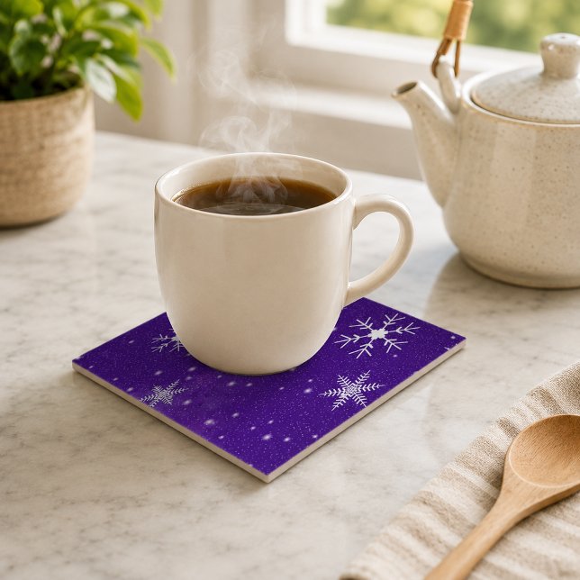 Weiße Schneeflocken mit blauem Lila Hintergrund Fliese (White Snowflakes with Blue-Purple Background Tile)
