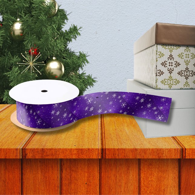 Weiße Schneeflocken mit blauem Lila Hintergrund Satinband (White Snowflakes with Blue-Purple Background Satin Ribbon)