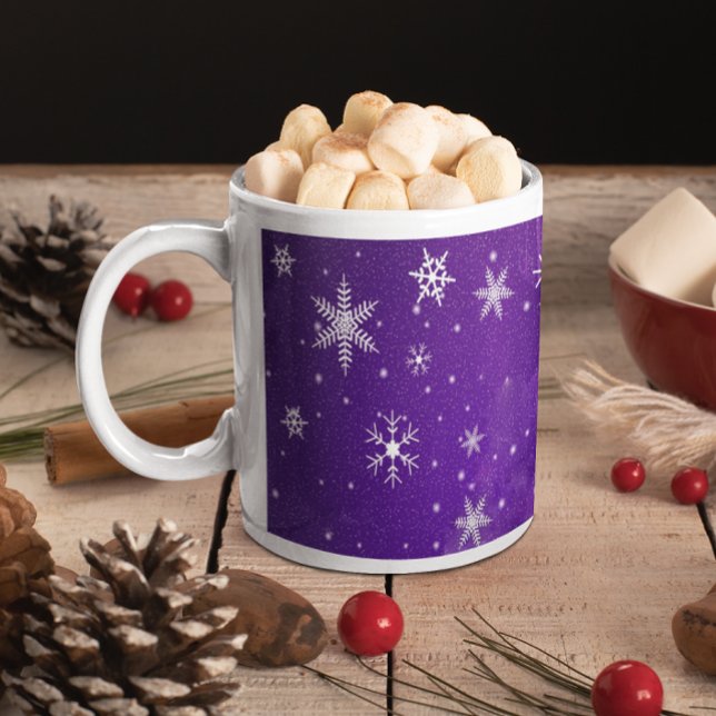 Weiße Schneeflocken mit blauem Lila Hintergrund Tasse (White Snowflakes with Blue-Purple Background Coffee Mug)