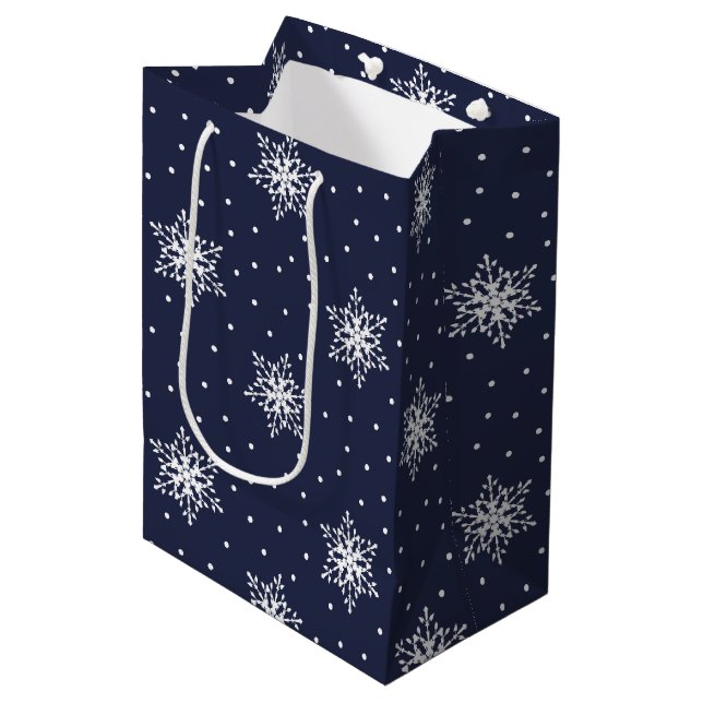 Weiße Schneeflocken mit Polka-Punkten auf Navy Blu Mittlere Geschenktüte (Vorderseite Schrägansicht)