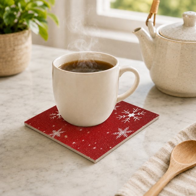 Weiße Schneeflocken mit rotem Hintergrund Fliese (White Snowflakes with Red Background Tile)