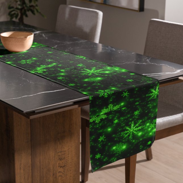 Weiße Schneeflocken Tief grüner Rückgrat Tischläuf Großer Tischläufer (White Snowflakes Deep Green Background Table Runner)
