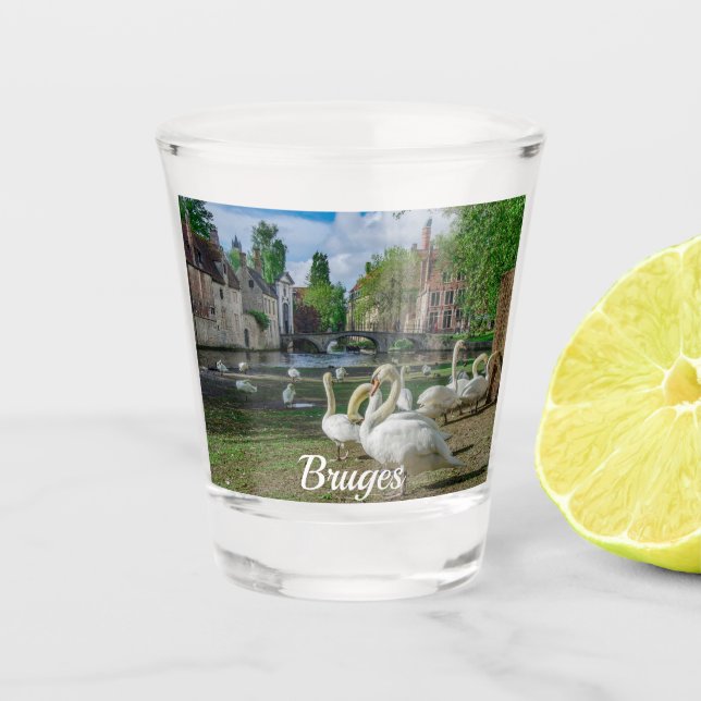 Weiße Schwäne in Brügge Schnapsglas (Vorderseite)