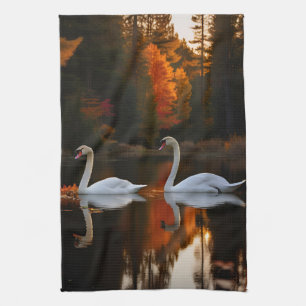 Weiße Schwäne schlängeln über den Herbstteich Geschirrtuch