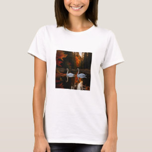 Weiße Schwäne schlängeln über den Herbstteich T-Shirt