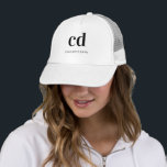 Weiße schwarze Monogramm-Initialen nennen elegante Truckerkappe<br><div class="desc">Ein klassischer,  schick weißer Hintergrund. Personalisieren und fügen Sie Ihre Monogramm-Initialen mit goldenen Blockbuchstaben und Ihren Namen in schwarz. Modern,  trendig und einfach. Für ihn und sie.</div>