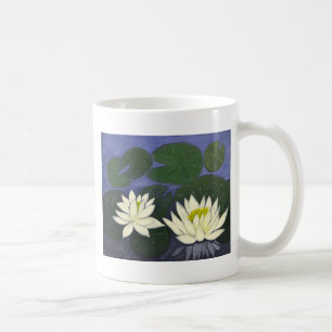 Weiße Seerosenblüten in einem Teich. Tasse
