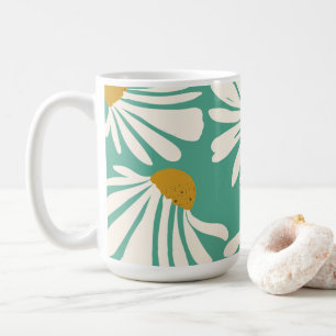 Weiße Sommer-Gänseblümchen-Blütenblätter mit anpas Kaffeetasse