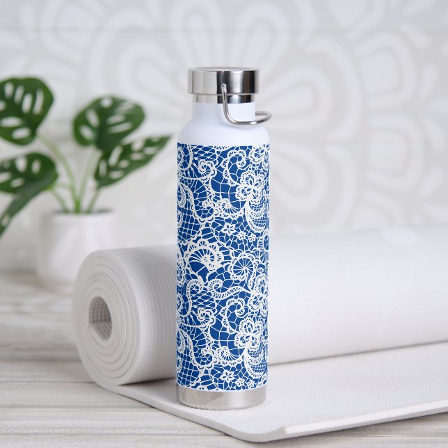 Weiße Spitze auf blau Trinkflasche (Yoga)