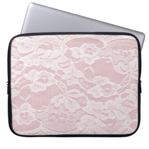 Weiße Spitze auf Pastellrosa Linen Textur Laptopschutzhülle