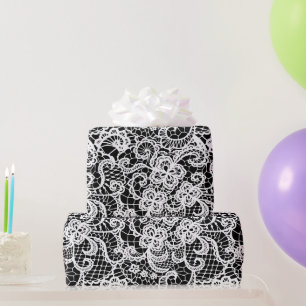 Weiße Spitze auf schwarzem Geschenkpapier