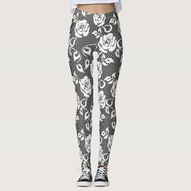 Weiße Spitze mit Rosen auf schwarzen Leggings (Vorderseite)