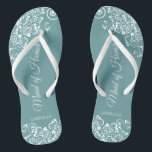 Weiße Spitzen auf Aquamariner, eleganter Trauzeugi Flip Flops<br><div class="desc">Diese wunderschönen Hochzeitskippen sind eine großartige Möglichkeit, Ihre Trauzeugin zu danken und zu erkennen, während sie gleichzeitig ihre Füße rette. Das elegante Design mit weißem, blumengeschmückten Filigree auf einem aquamarinen oder türkisfarbenen Hintergrund. Die elegante Schrift liest Trauzeugin mit ihrem Namen unten. Ein guter Weg, ihr zu danken, dass sie Teil...</div>