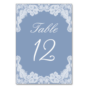 Weiße Spitzen auf blauer Tischnummer