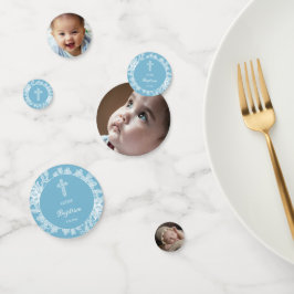 Weiße Spitzen auf dem Tauftisch in Pastellblau Konfetti