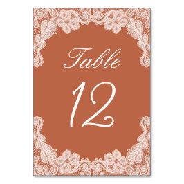 Weiße Spitzen auf der Terracotta-Tischnummer Tischnummer