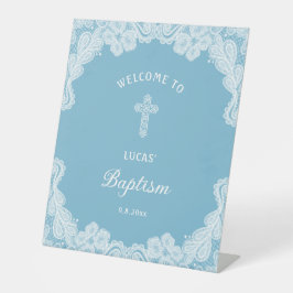 Weiße Spitzen auf Pastellblauer Taufe Willkommen Sockelschild