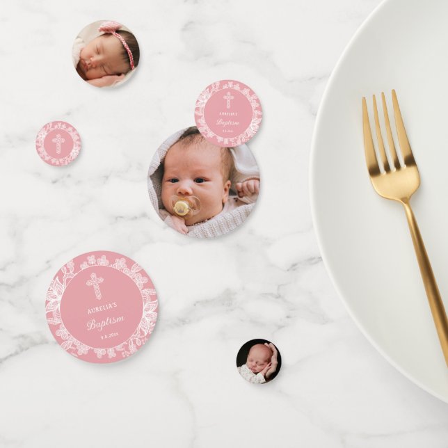 Weiße Spitzen auf rosa Tauftisch Konfetti (Gruppe)